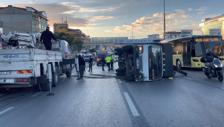 Pendik D-100 Karayolu’nda Kamyonet Devrildi, Uzun Araç Kuyrukları Oluştu